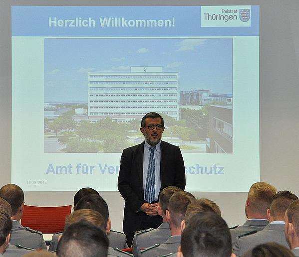 Verfassungsschutzpräsident Stephan J.Kramer begrüßt die Gäste Bundeswehr Quelle: Verfassungsschutzpräsident Kramer begrüßt die GästeBundeswehr